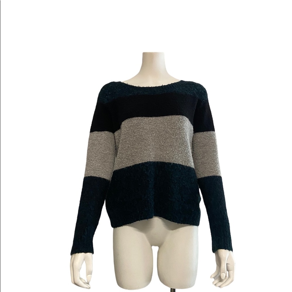 green black and gray american eagle sweater